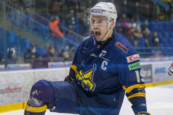 Branislav Rapáč (Spišská Nová Ves) sa teší z prvého gólu počas prvého zápasu štvrťfinále play-off Tipos extraligy.