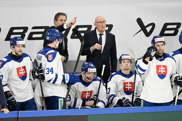 Róbert Petrovický a Craig Ramsay na striedačke Slovenska.