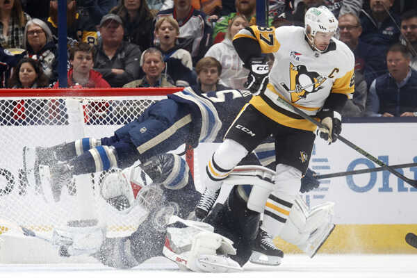 Sidney Crosby, Dante Fabro a brankár Elvis Merzlikins.