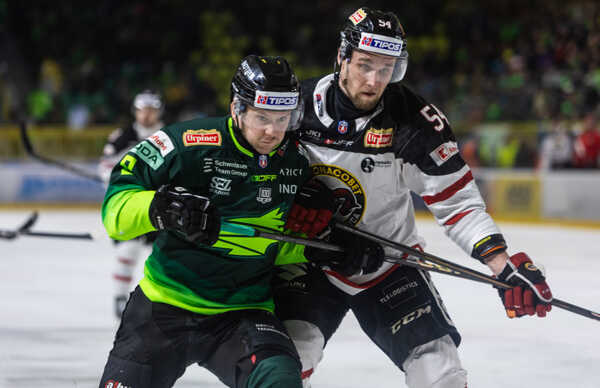 Na snímke zľava Patrik Koyš (Žilina) a Boris Česánek (Banská Bystrica) bojujú o puk v prvom zápase štvrťfinále play off.