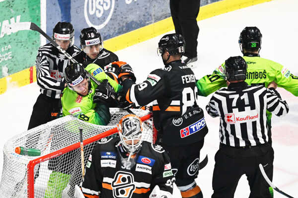 Šarvátka počas zápasu 35. kola hokejovej Tipos extraligy HC Košice - DOXXbet Vlci Žilina.