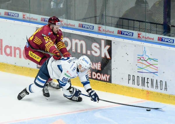 Zľava Jacob Cardwell (Trenčín) a Dávid Okoličány (Nitra) v súboji.