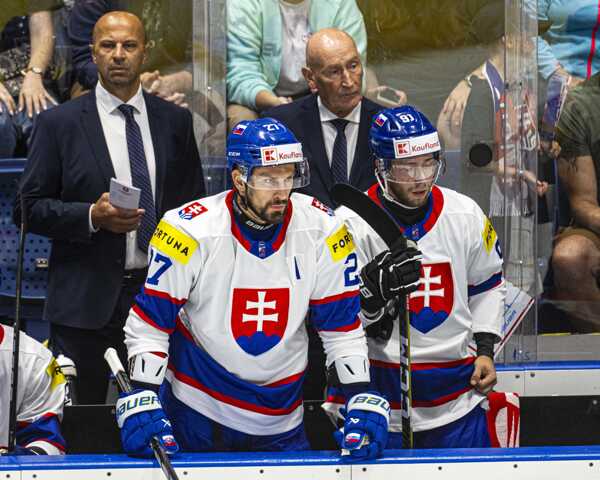 Asistent trénera Ján Pardavý, tréner slovenskej hokejovej reprezentácie Craig Ramsay, dole Marek Hrivík a Matúš Sukeľ.