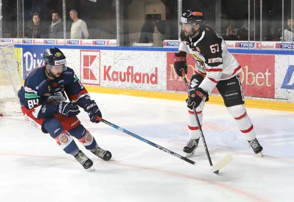 Zľava Jeremy Bracco (Zvolen) a Matthew Wedman (Banská Bystrica) počas zápasu.