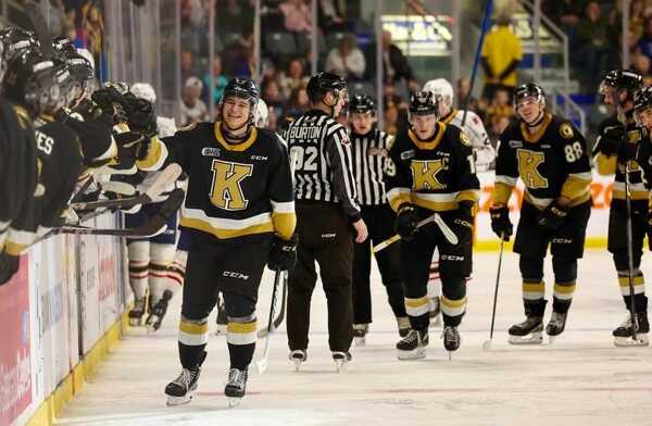 Jakub Chromiak oslavuje so spoluhráčmi gól ešte v drese Kingston Frontenacs.