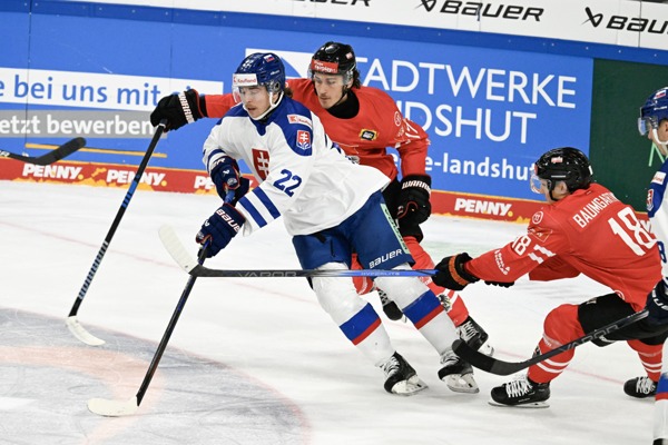 Kristián Pospíšil (Slovensko), vpravo Benjamin Bumgartner a v pozadí Philipp Wimmer (obaja Rakúsko).