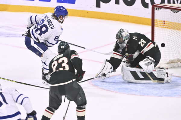 Brankár Minnesoty Wild Fleury použil špeciálnu prilbu, ktorú zakázalo vedenie NHL.