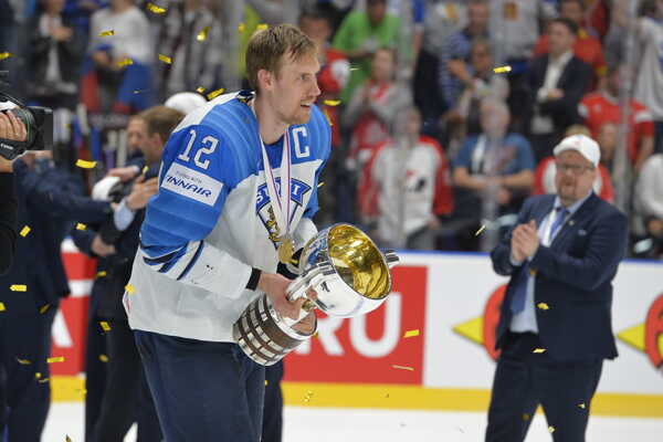 Marko Anttila (Fínsko) s víťaznou trofejou po víťazstve nad Kanadou vo finálovom zápase Kanada - Fínsko na 83. majstrovs