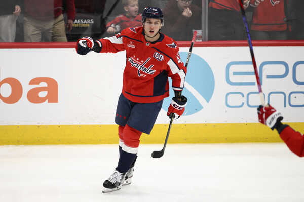 Slovenský obranca Washingtonu Capitals Martin Fehérváry (42) oslavuje gól proti Minnesote Wild.