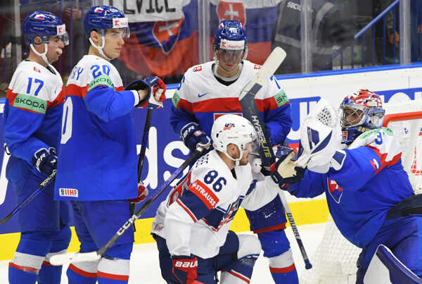 Slovenskí hokejisti a Joel Farabee.