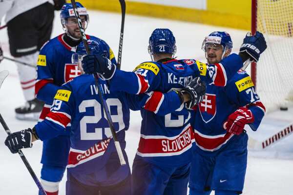 Slovenskí hokejisti oslavujú gól, zľava Michal Ivan, strelec gólu Miloš Kelemen a Libor Hudáček.