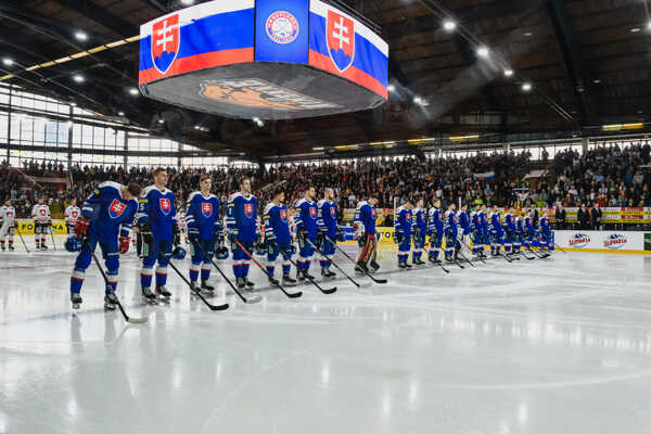 Nástup slovenských hokejistov v Humennom.