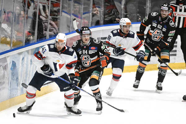 Zľava Patrik Maier (Slovan), Joona Jääskeläinen (Košice), Austin Ryan Ortega (Slovan) a Josh Teves (Košice) v súboji.