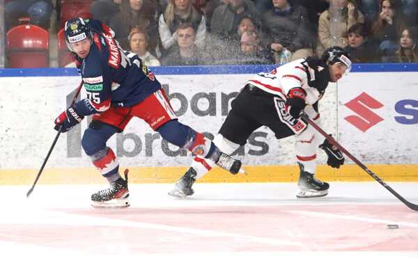 Zľava Patrik Marcinek (Zvolen) a Gabriel Chicoine (Banská Bystrica) počas zápasu.