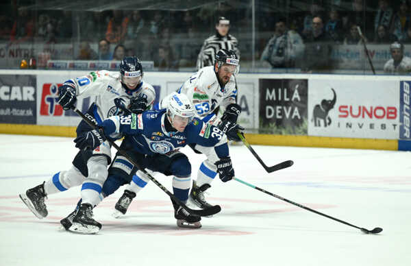 Zľava Peter Kundrík (Poprad), Jakub Lacka (Nitra) a Jacob Cardwell (Poprad).