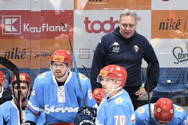 Peter Oremus a hráči Slovana Bratislava.