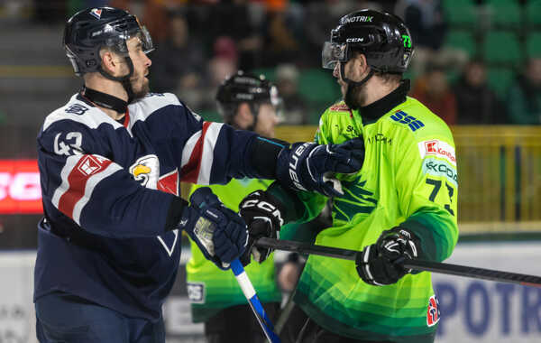 V súboji Róbert Varga (Žilina) a Patrik Maier (Slovan).