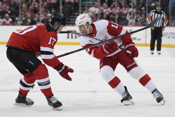 Slovenský hokejista Šimon Nemec (17) z New Jersey Devils a Craig Smith z Detroitu Red Wings.
