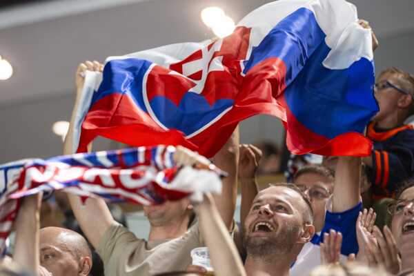 Slovenskí fanúšikovia počas kvalifikácie na ZOH 2026.