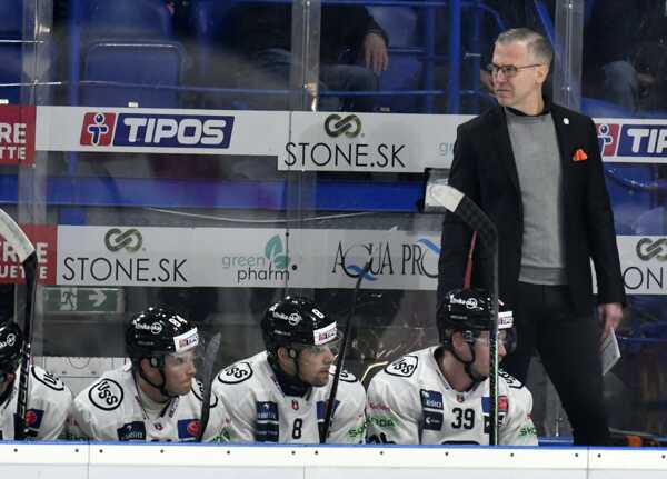 Striedačka HC Košice s trénerom Cemanom.