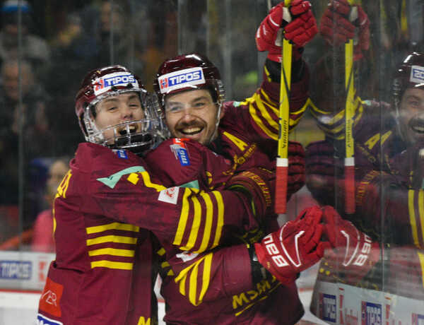 Tomáš Záborský (Trenčín) a Brett Stapley (Trenčín) sa tešia po góle.