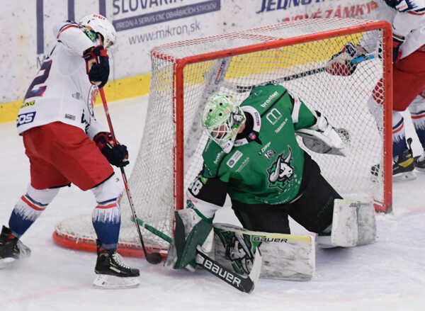 Zľava Václav Stupka (Zvolen) a brankár Jakub Lackovič (Nové Zámky).